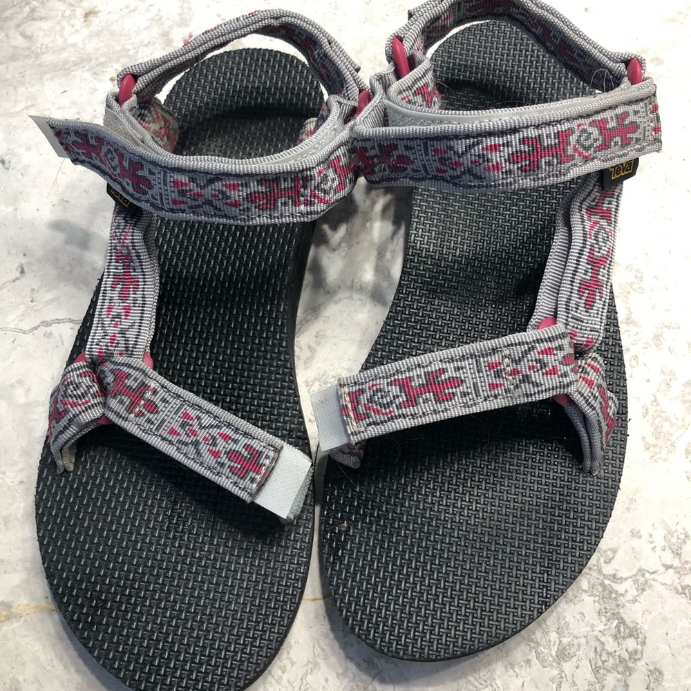 Teva Universal Gray Gecko Lizard Print SZ 9